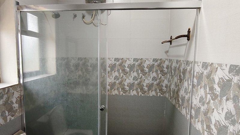 Aakran Cottage bathroom washbasin and mirror