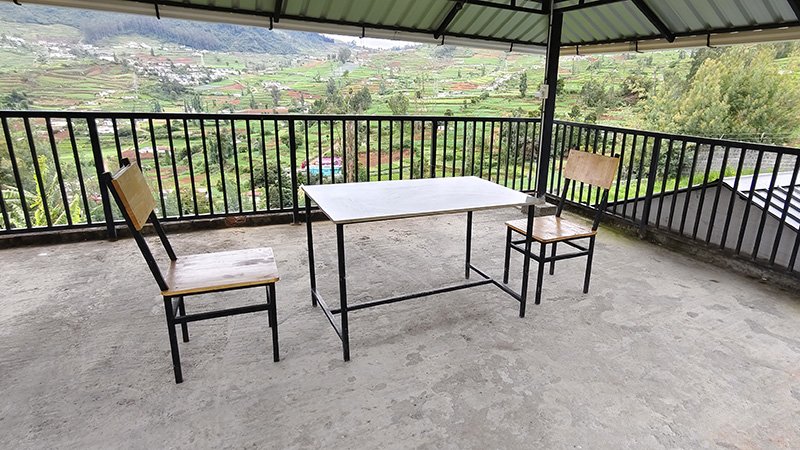 Aakran Cottage outdoor seating viewpoint with valley views