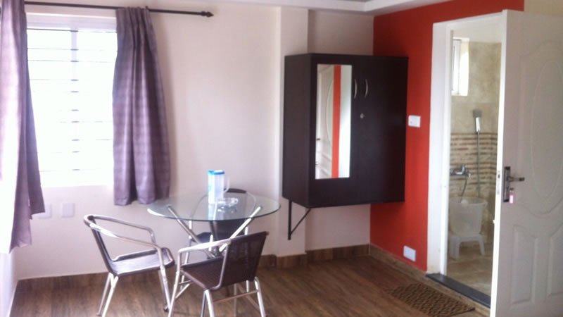 Studio room with dining area