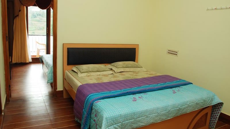 Double bedroom with balcony access
