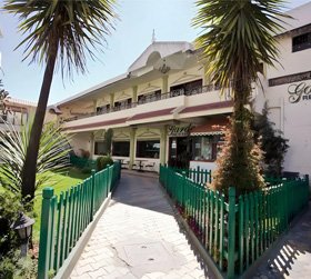 Colonial-style heritage hotel with garden entrance in Ooty