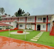 Hotel with spacious courtyard and neatly landscaped lawn