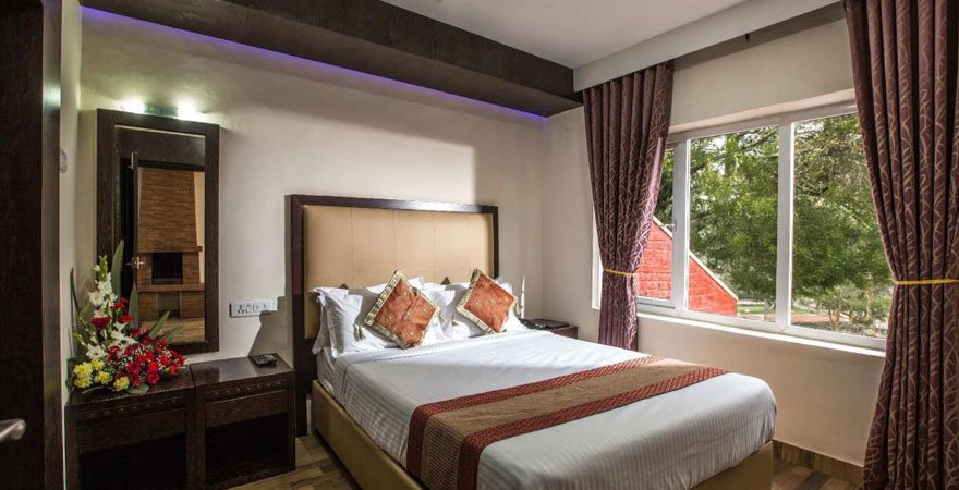 lake-view-hotel-bedroom
