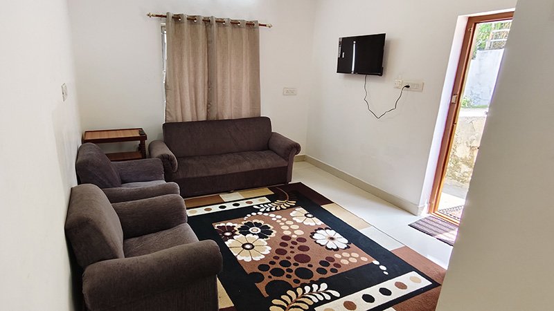 Living room with sofa set, carpet and wall TV