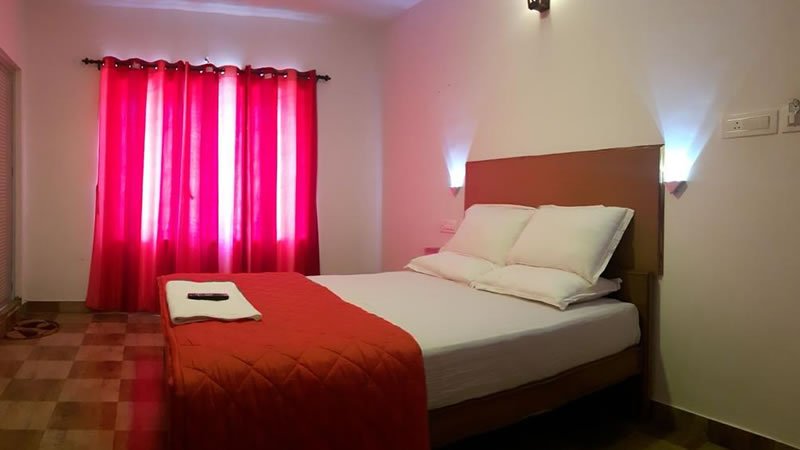 Deluxe bedroom with red curtains