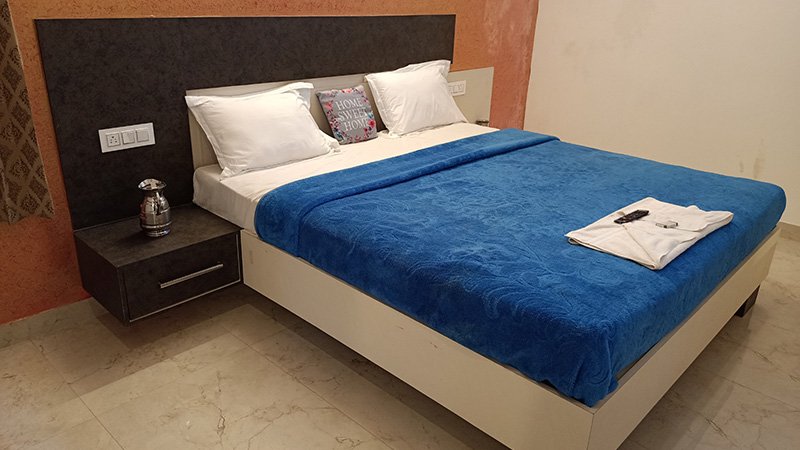 Bedroom with double bed and blue blanket