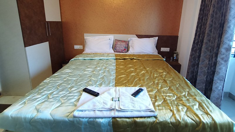 Bedroom with double bed and folded towels on bed